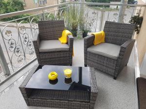 2 Stühle und ein Couchtisch auf dem Balkon in der Unterkunft Arion-Thale in Thale