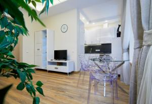 cocina con mesa y sillas en una habitación en Town Hall Square Apartments, en Vilna