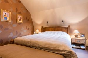 Un pat sau paturi într-o cameră la Chez Maintje