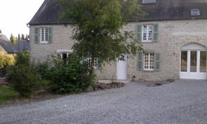 Liesville-sur-DouveにあるGite des Maraisのレンガ造りの家