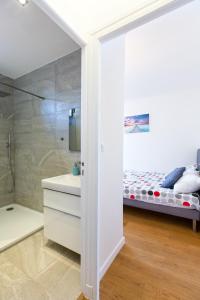 a bathroom with a shower and a bed in a room at Wohnung Zentrum-Strand in Nice