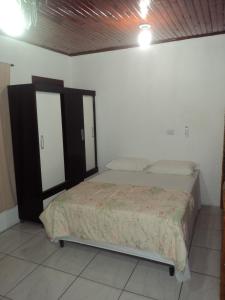 um quarto com uma cama num quarto em Casa Férias Foz em Foz do Iguaçu
