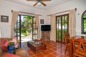 uma sala de estar com um sofá e uma mesa em Casa Anita em Puerto Morelos