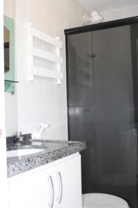 W łazience znajduje się prysznic, toaleta i umywalka. w obiekcie APARTAMENTOS NO CARTIER PRAIA DO FUTURO FORTALEZA CONFORTAVEL COM 2 QRTOS 1 suite w mieście Fortaleza