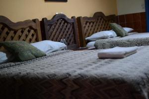 2 camas con almohadas en un dormitorio en Hotel La Casona en San Cristóbal de Las Casas
