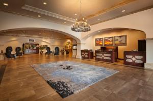 Habitación grande con alfombra en el suelo en The Scottsdale Plaza Resort & Villas, en Scottsdale