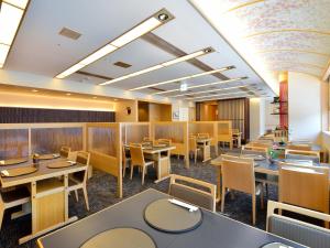 Un restaurante o sitio para comer en Hotel Crown Palais Hamamatsu