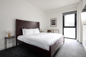 Ein Bett oder Betten in einem Zimmer der Unterkunft Knightsbridge Canberra