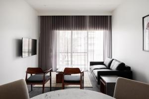 Ein Sitzbereich in der Unterkunft Knightsbridge Canberra