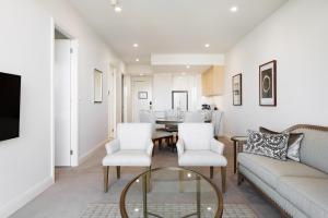 Ein Sitzbereich in der Unterkunft Knightsbridge Canberra