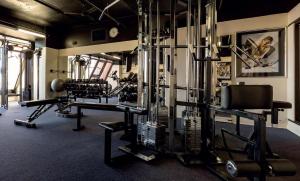 uma sala de fitness com um ginásio com máquinas em Stamford Grand Adelaide em Adelaide