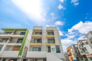 un edificio de apartamentos alto con el cielo en el fondo en Bo Heng B&B, en Magong