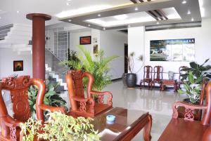 a lobby with a table and chairs and plants at Ngoc Kha Tu 1 Hotel in Long Xuyên