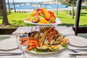 een bord eten op een tafel bij Boat Harbour Motel in Wollongong