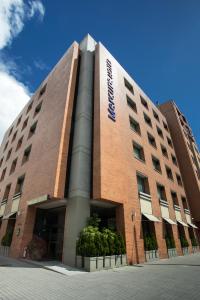 een groot bakstenen gebouw met een bord erop bij Mercure Bogota BH Zona Financiera in Bogota