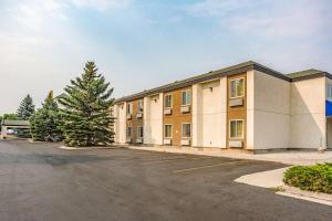 un parking vide devant un bâtiment dans l'établissement Motel 6-Bozeman, MT, à Bozeman