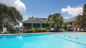 una gran piscina frente a un edificio en Best Western Charleston Inn, en Charleston