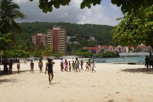 Un gruppo di persone che giocano in spiaggia di Alva mae a Ocho Rios