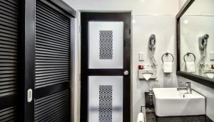 A bathroom at Tanoa Rakiraki Hotel