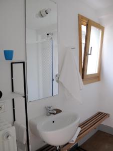 bagno con lavandino e specchio di Caselli Vigole al Sole a Toscolano Maderno