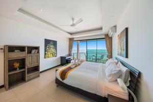 Un dormitorio con una cama y un balcón con vista al mar. en Ban Nai Fan - Private Pool Villa, en Choeng Mon Beach 39 fotos más