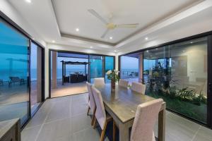 Un comedor con mesa y sillas en Ban Nai Fan - Private Pool Villa, en Choeng Mon Beach