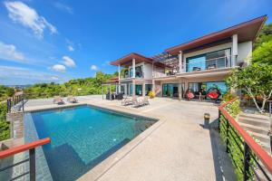 Una vista exterior de una casa con piscina. en Ban Nai Fan - Private Pool Villa, en Choeng Mon Beach