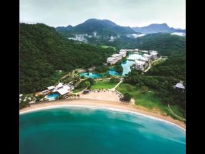 Ett flygfoto av Pico de Loro Lagoon View