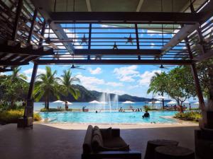 una grande piscina con vista sull'oceano di Pico de Loro Lagoon View a Nasugbu