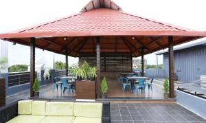 een tuinhuisje met tafels en stoelen op een patio bij Treebo Trend Pechis Castle in Chennai