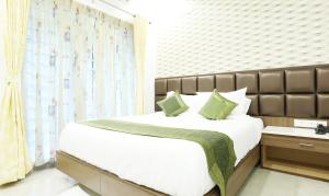 una camera da letto con un letto grande e una finestra di Treebo Pechis Castle a Chennai