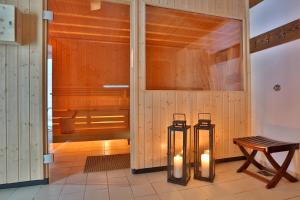 sauna z 2 świecami obok ławki w obiekcie Panoramahotel Fliesserhof w mieście Fliess