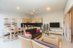 ein Wohnzimmer mit Couch und ein Esszimmer in der Unterkunft Castro Villa in Seminyak