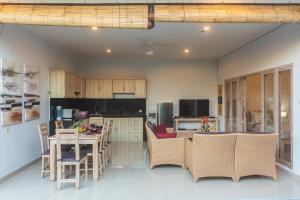 eine Küche und ein Esszimmer mit Tisch und Stühlen in der Unterkunft Castro Villa in Seminyak