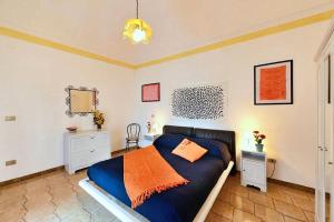 コンカ・デイ・マリーニにあるCasa Angelaのベッドルーム1室(オレンジ色の毛布付きのベッド1台付)