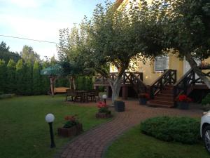 Una pasarela de ladrillo frente a una casa en Hotelik u Sąsiada, en Olsztyn