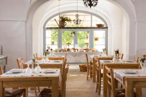 ein Esszimmer mit Tischen und Stühlen in einem Zimmer mit Fenster in der Unterkunft Masseria Le Torri in Polignano a Mare