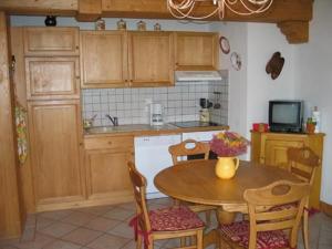 Een keuken of kitchenette bij Chalet Residence Les 7 Monts