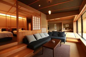 a living room with a couch and a bed at Sekizenkan Kashotei Sanso in Nakanojo