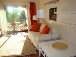 - un salon avec un canapé et une table dans l'établissement A country house near the beach, à Pêra