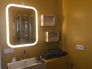 Kylpyhuone majoituspaikassa Lindartún Guesthouse
