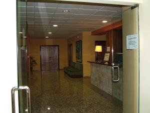 プリエゴ・デ・コルドバにあるHotel Río Piscinaの待合室につながるガラスドアのロビー
