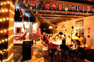 un gruppo di persone seduti ai tavoli in un ristorante di Hostal La Casa de Juan a Valle de Anton