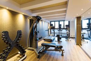 - une salle de sport avec des tapis de course et des équipements de cardio-training dans un bâtiment dans l'établissement Catalonia Ronda, à Ronda