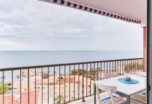 einen Balkon mit einem Tisch und Meerblick in der Unterkunft Relax and sun in Santa Pola