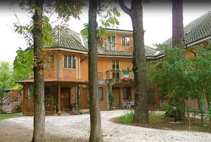 Ein Haus mit einem Haufen Bäume davor in der Unterkunft Al Parco in Curtatone