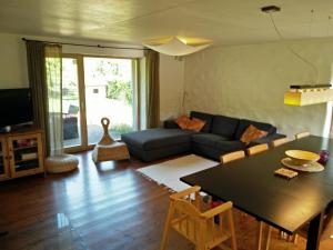 ein Wohnzimmer mit einem Sofa und einem Tisch in der Unterkunft Lembitu Holiday Home in Pärnu