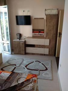 a room with a kitchen with a door to a bedroom at Fits Guest House in Primorsko