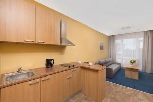 Kuchyň nebo kuchyňský kout v ubytování Daina Jurmala Beach Hotel
