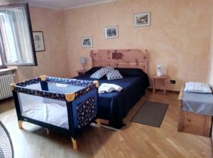 mała sypialnia z łóżkiem i stołem w obiekcie Maison Besenval w Aoście